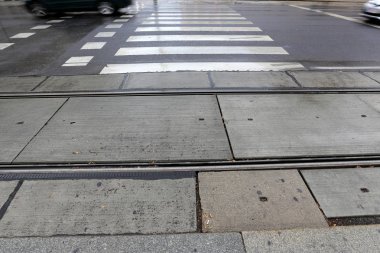 kaldırım-yayalar için bir yol, kaldırım sadece yayalar için; Araçların kaldırımlar boyunca hareketi yasaktır. 