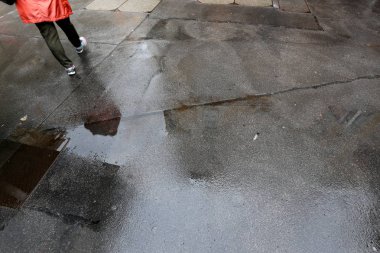 kaldırım-yayalar için bir yol, kaldırım sadece yayalar için; Araçların kaldırımlar boyunca hareketi yasaktır. 