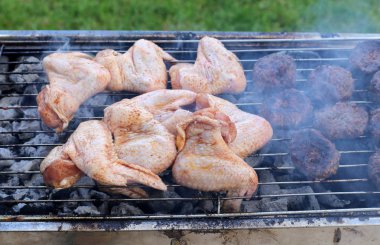 Et ve sebze kömür sıcak kömürlerin üzerinde kavrulmuş 