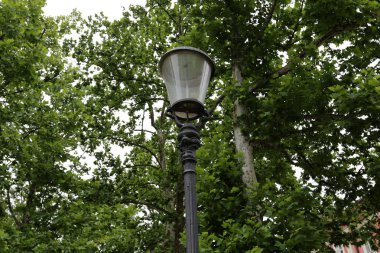 sokak lambası - taşınabilir veya sabit yapay ışık kaynağı 