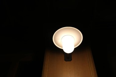 evin duvarında asılı sokak lambası 