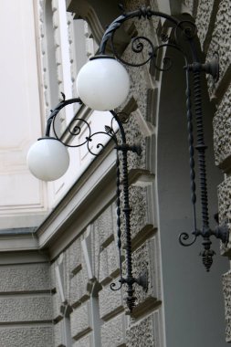 evin duvarında asılı sokak lambası 