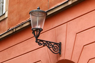 evin duvarında asılı sokak lambası 