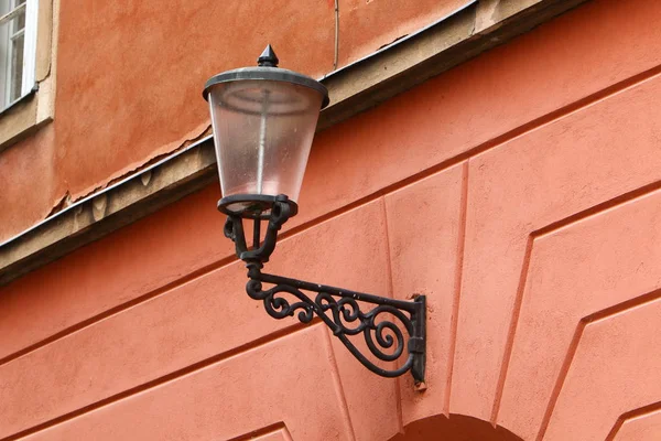 evin duvarında asılı sokak lambası 