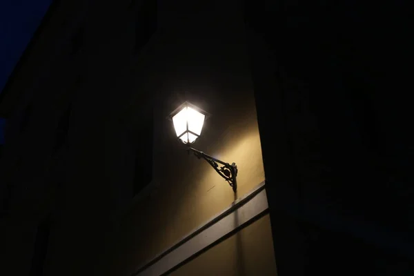 Evin Duvarında Asılı Sokak Lambası — Stok fotoğraf