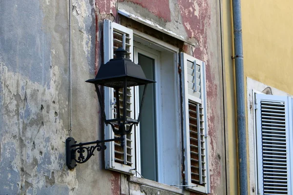 evin duvarında asılı sokak lambası 