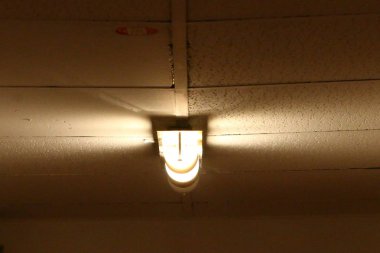 tavana asılı aydınlatma için bir lamba 