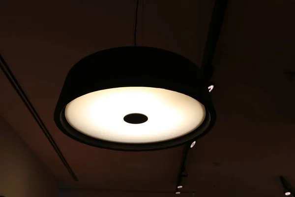 天井に掛かっている照明用のランプ — ストック写真