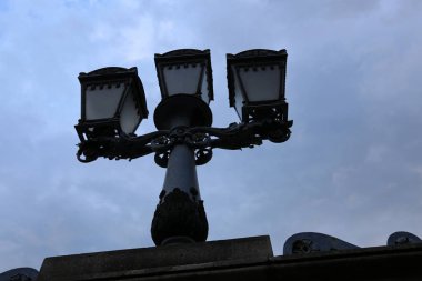 el feneri köprüde duruyor 