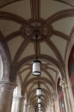 tavanda asılı büyük avize 