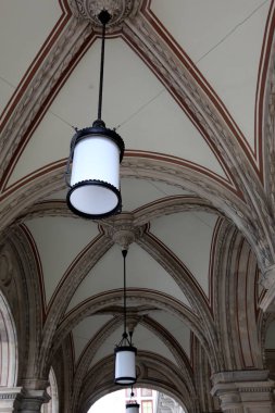 tavanda asılı büyük avize 