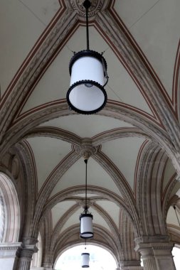 tavanda asılı büyük avize 