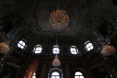 tavanda asılı büyük avize 