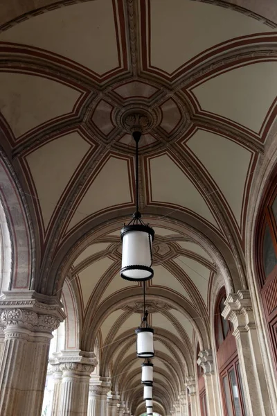 tavanda asılı büyük avize 