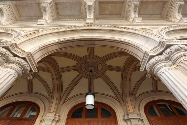 tavanda asılı büyük avize 