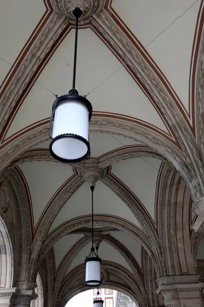 tavanda asılı büyük avize 