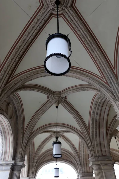 tavanda asılı büyük avize 