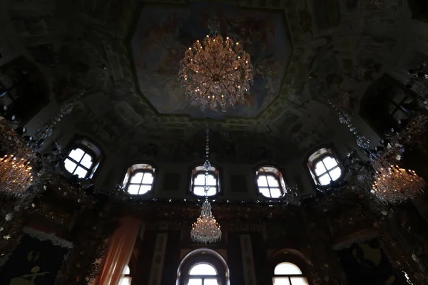 tavanda asılı büyük avize 