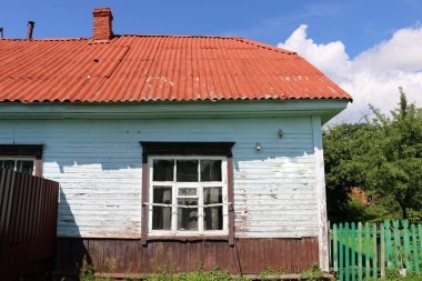 İçine belgili tanımlık oda ve havalandırma ışık almak için hizmet duvarda bir pencere açıyor. 