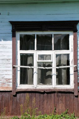 İçine belgili tanımlık oda ve havalandırma ışık almak için hizmet duvarda bir pencere açıyor. 