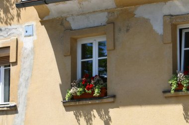 İçine belgili tanımlık oda ve havalandırma ışık almak için hizmet duvarda bir pencere açıyor. 