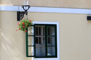 İçine belgili tanımlık oda ve havalandırma ışık almak için hizmet duvarda bir pencere açıyor. 