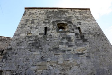 İçine belgili tanımlık oda ve havalandırma ışık almak için hizmet duvarda bir pencere açıyor. 