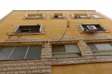 İçine belgili tanımlık oda ve havalandırma ışık almak için hizmet duvarda bir pencere açıyor. 