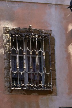 İçine belgili tanımlık oda ve havalandırma ışık almak için hizmet duvarda bir pencere açıyor. 