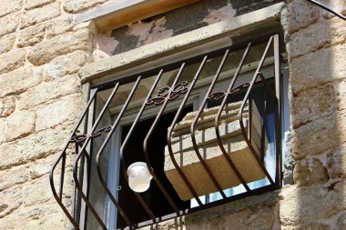 İçine belgili tanımlık oda ve havalandırma ışık almak için hizmet duvarda bir pencere açıyor. 