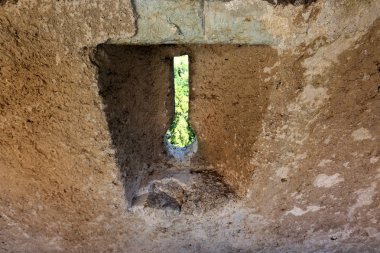 İçine belgili tanımlık oda ve havalandırma ışık almak için hizmet duvarda bir pencere açıyor. 