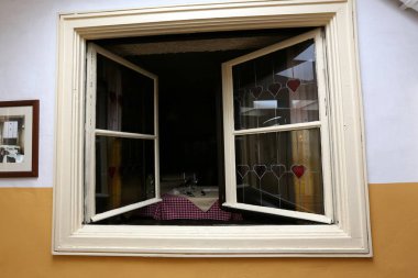 İçine belgili tanımlık oda ve havalandırma ışık almak için hizmet duvarda bir pencere açıyor. 