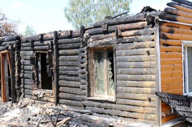 İçine belgili tanımlık oda ve havalandırma ışık almak için hizmet duvarda bir pencere açıyor. 