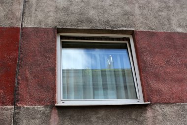 İçine belgili tanımlık oda ve havalandırma ışık almak için hizmet duvarda bir pencere açıyor. 