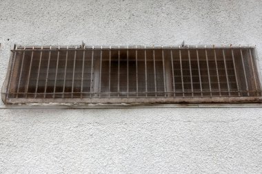 İçine belgili tanımlık oda ve havalandırma ışık almak için hizmet duvarda bir pencere açıyor. 