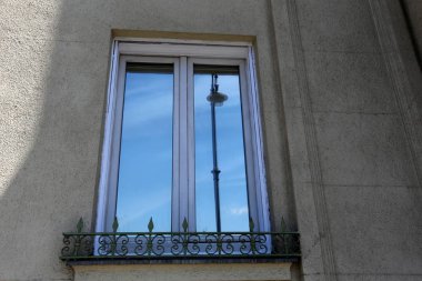 İçine belgili tanımlık oda ve havalandırma ışık almak için hizmet duvarda bir pencere açıyor. 