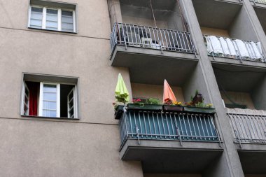 İçine belgili tanımlık oda ve havalandırma ışık almak için hizmet duvarda bir pencere açıyor. 