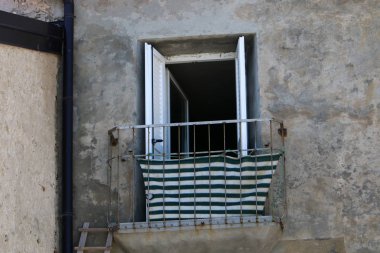 İçine belgili tanımlık oda ve havalandırma ışık almak için hizmet duvarda bir pencere açıyor. 