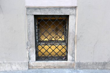 İçine belgili tanımlık oda ve havalandırma ışık almak için hizmet duvarda bir pencere açıyor. 