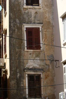 İçine belgili tanımlık oda ve havalandırma ışık almak için hizmet duvarda bir pencere açıyor. 