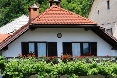 İçine belgili tanımlık oda ve havalandırma ışık almak için hizmet duvarda bir pencere açıyor. 