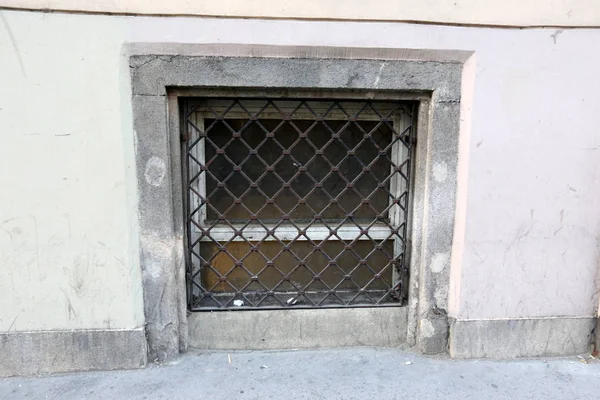 İçine belgili tanımlık oda ve havalandırma ışık almak için hizmet duvarda bir pencere açıyor. 