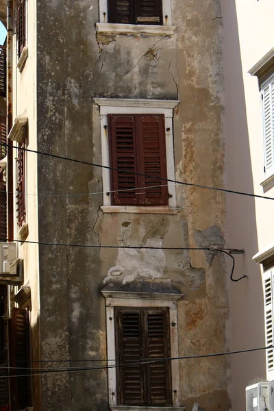 İçine belgili tanımlık oda ve havalandırma ışık almak için hizmet duvarda bir pencere açıyor. 