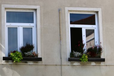 İçine belgili tanımlık oda ve havalandırma ışık almak için hizmet duvarda bir pencere açıyor. 