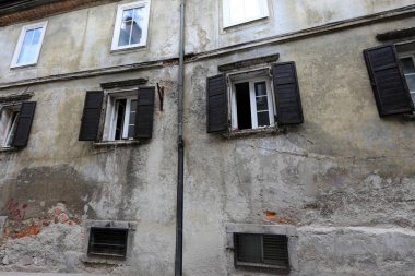 İçine belgili tanımlık oda ve havalandırma ışık almak için hizmet duvarda bir pencere açıyor. 
