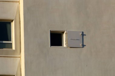 İçine belgili tanımlık oda ve havalandırma ışık almak için hizmet duvarda bir pencere açıyor. 