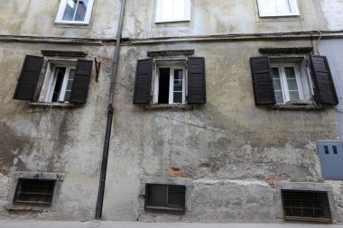 İçine belgili tanımlık oda ve havalandırma ışık almak için hizmet duvarda bir pencere açıyor. 