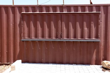 İçine belgili tanımlık oda ve havalandırma ışık almak için hizmet duvarda bir pencere açıyor. 