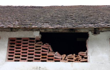 İçine belgili tanımlık oda ve havalandırma ışık almak için hizmet duvarda bir pencere açıyor. 