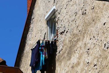 İçine belgili tanımlık oda ve havalandırma ışık almak için hizmet duvarda bir pencere açıyor. 